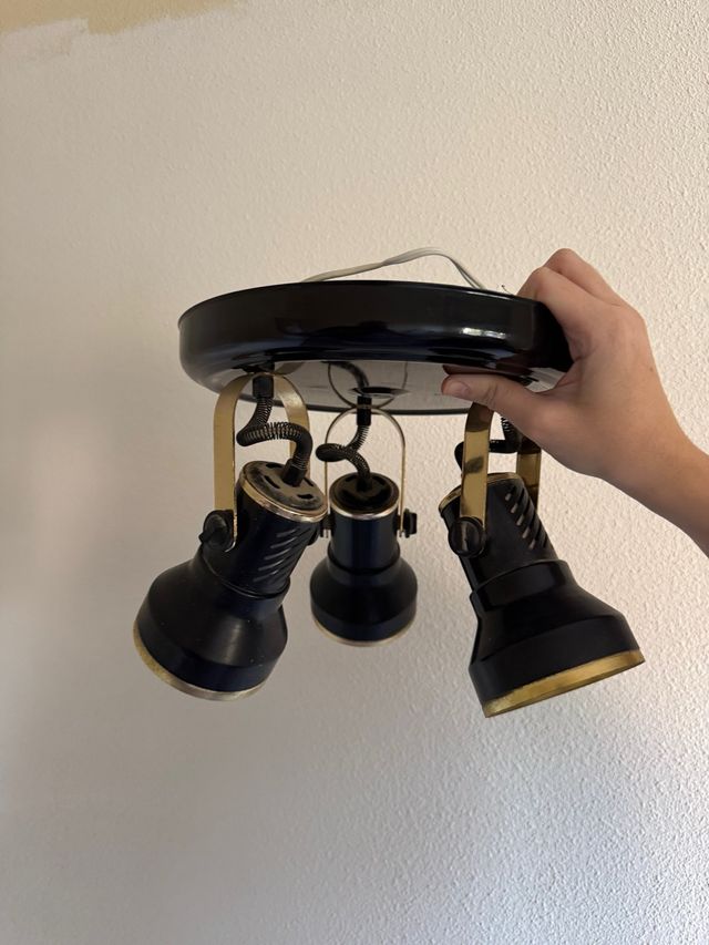 Lámpara de techo negra y dorada