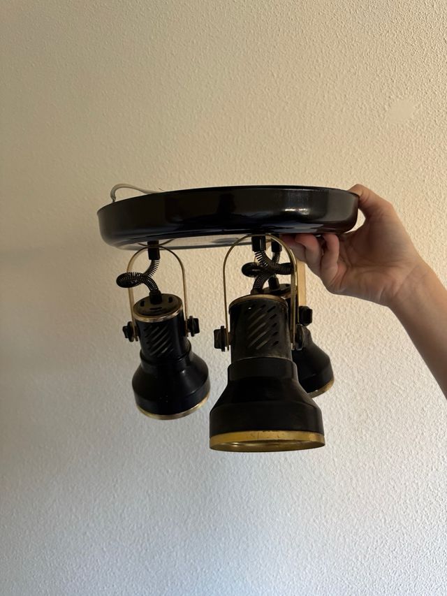 Lámpara de techo negra y dorada