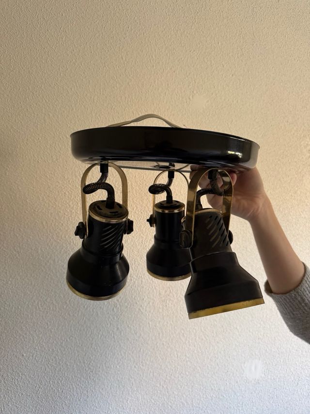 Lámpara de techo negra y dorada