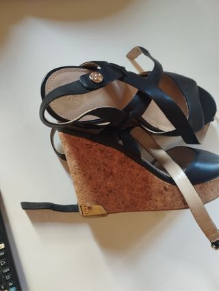 Sandalias Guess Cuña Negra y Dorada