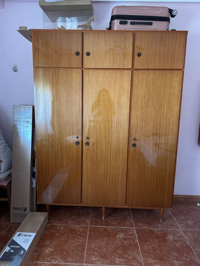 Armario de madera marrón