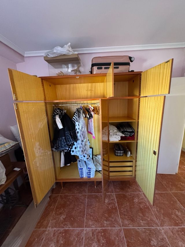 Armario de madera marrón