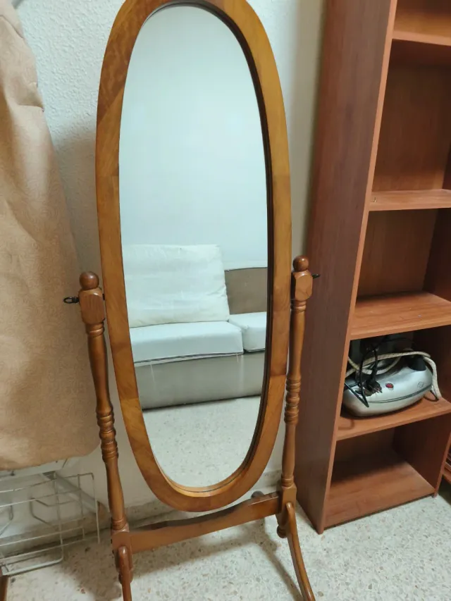 Espejo de pie ovalado de madera