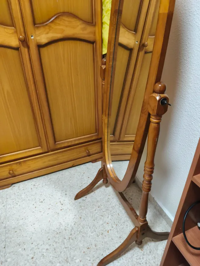 Espejo de pie ovalado de madera