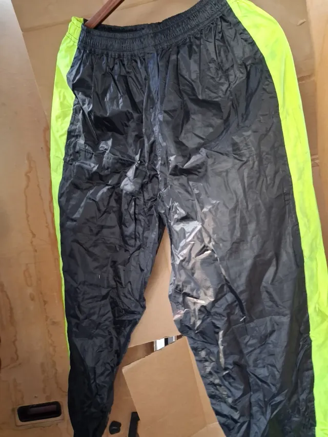 Traje de agua Invictus negro/amarillo