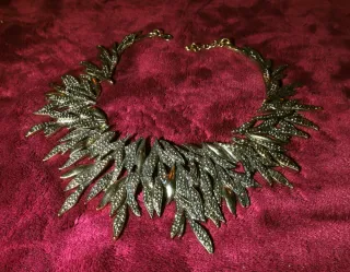 Gargantilla metálica estilo hoja