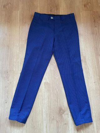 Traje azul con camisa blanca y pajarita