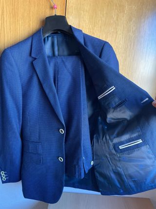 Traje azul con camisa blanca y pajarita