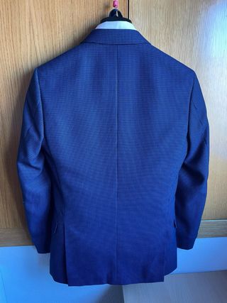 Traje azul con camisa blanca y pajarita