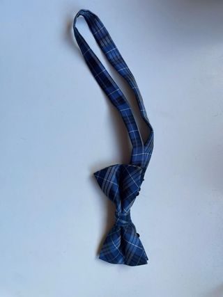 Traje azul con camisa blanca y pajarita