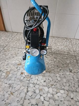 Compresor de aire azul con manómetros