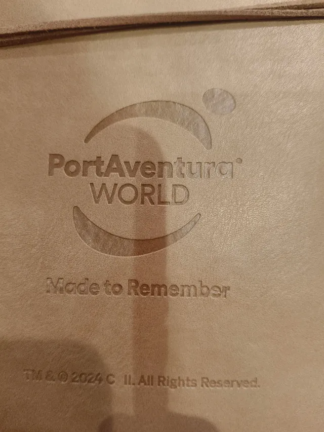 Cuaderno Uncharted con bolígrafo