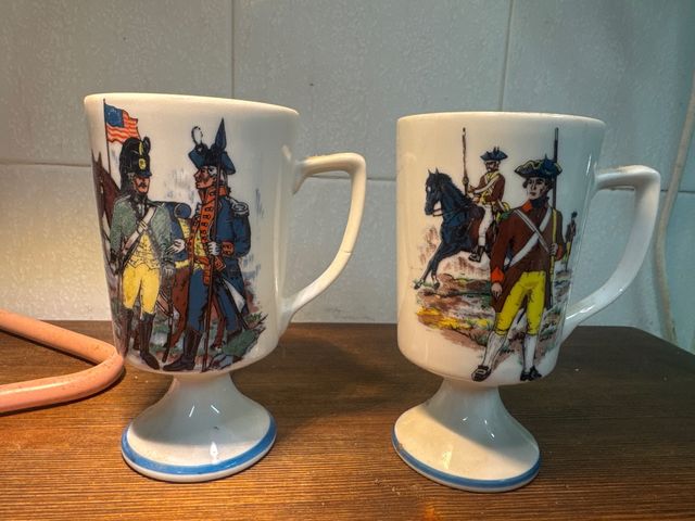 Set di 2 tazze da caffè irlandesi antiche della Guerra Rivoluzionaria di Fred Rogers