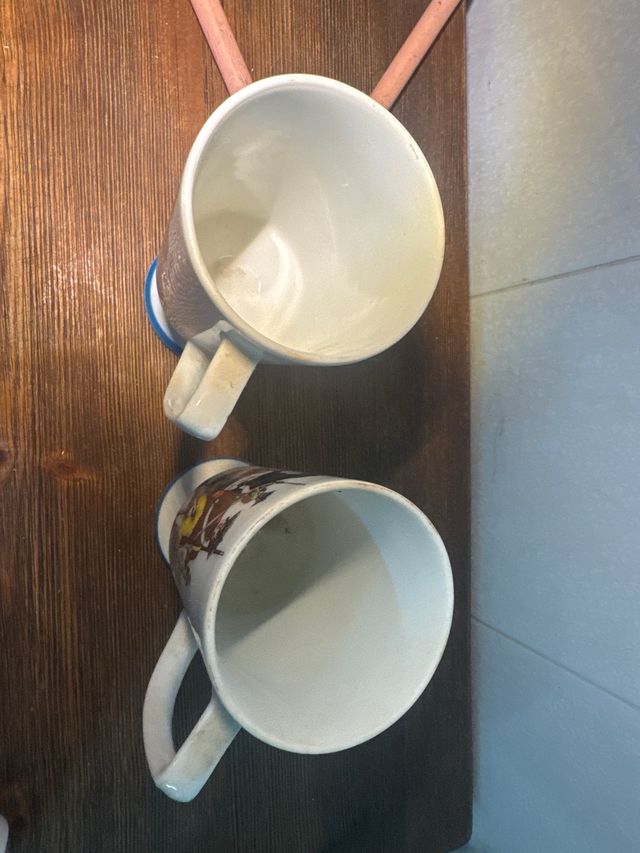 Set di 2 tazze da caffè irlandesi antiche della Guerra Rivoluzionaria di Fred Rogers