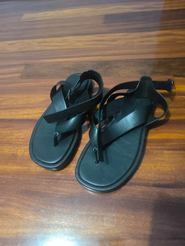 Sandalias Pull and Bear Negras