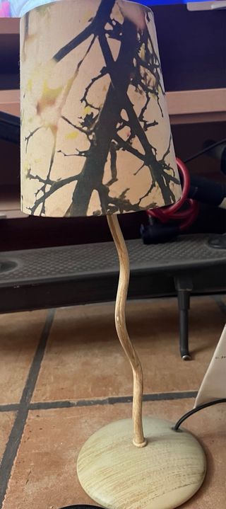 Lámpara de mesa diseño natural base ondulada