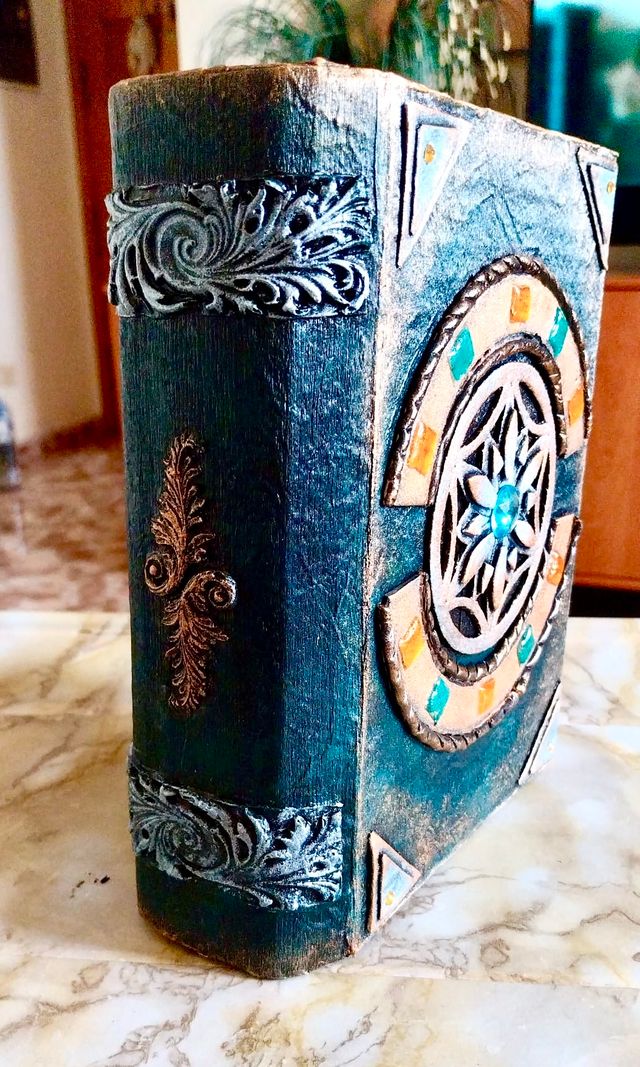 Caja decorativa libro antiguo