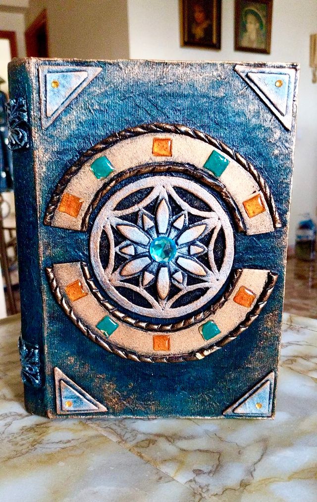 Caja decorativa libro antiguo