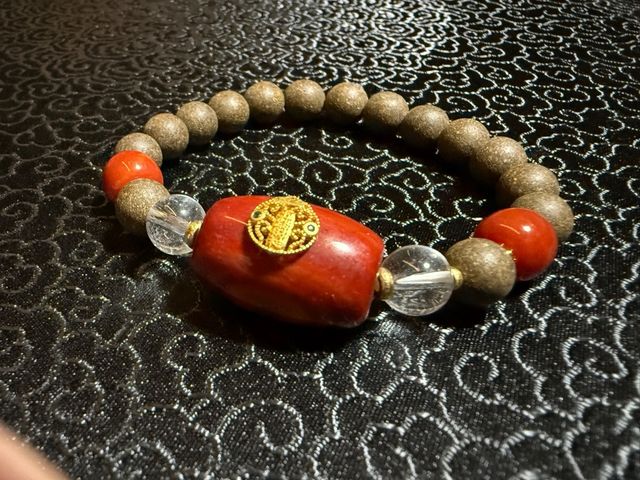 Pulsera artesanal con pieza roja Feng Shui