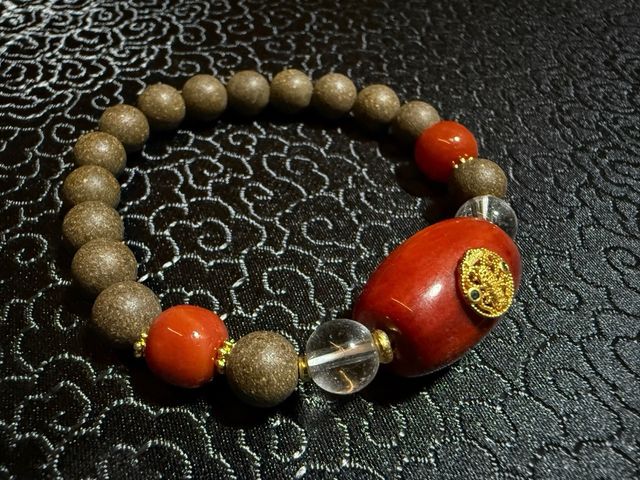 Pulsera artesanal con pieza roja Feng Shui