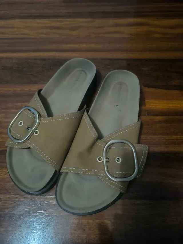 Sandalias planas Stradivarius beige/marrón