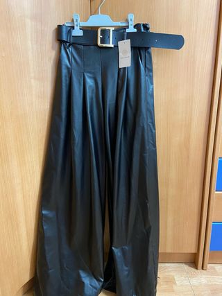 Pantalones largos de cuero con cinturón