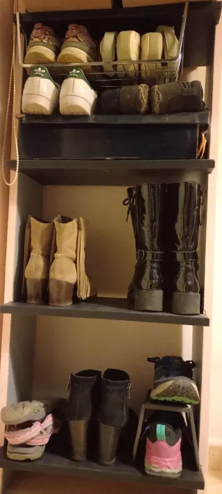 Estantería de madera rosa y negra