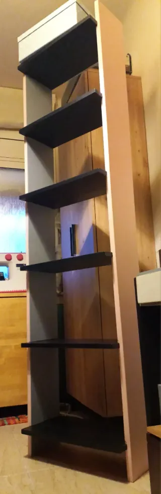 Estantería de madera rosa y negra