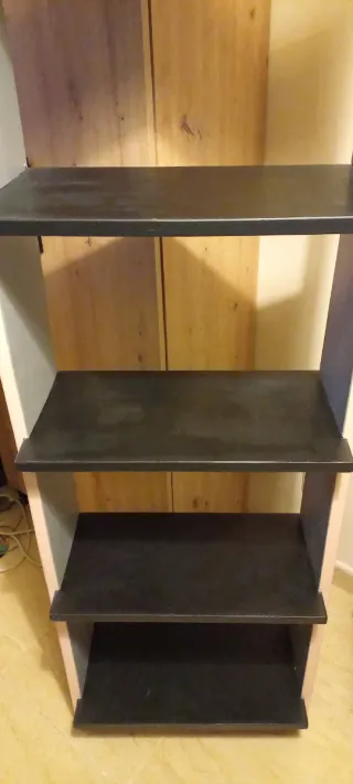 Estantería de madera rosa y negra