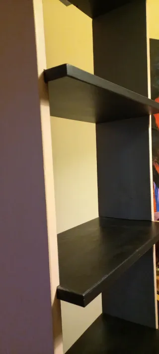 Estantería de madera rosa y negra