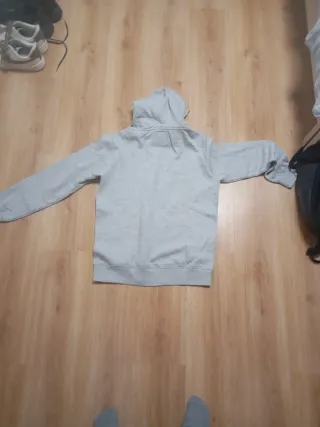 Sudadera gris básica