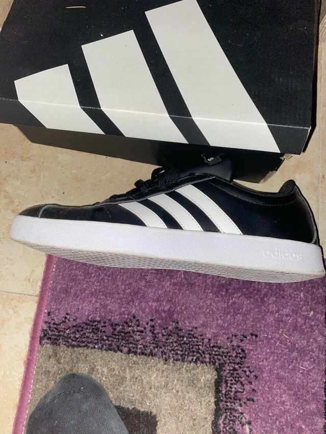 Zapatillas Adidas Negras y Blancas