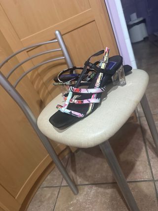 Sandalias tacón transparente multicolor