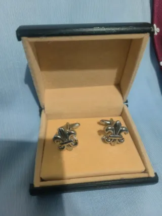 Corbata, tirantes y gemelos Flor de Lis