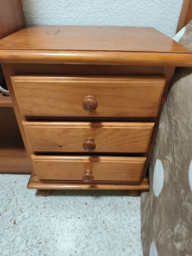 Mesita de noche de madera y cabecero