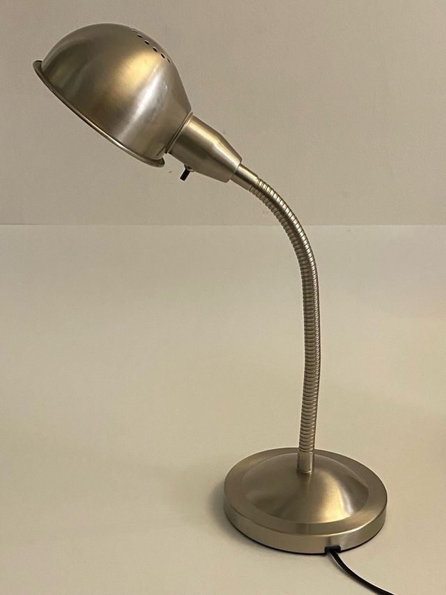 Lâmpada de mesa flexível prateada