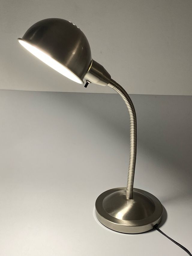 Lâmpada de mesa flexível prateada