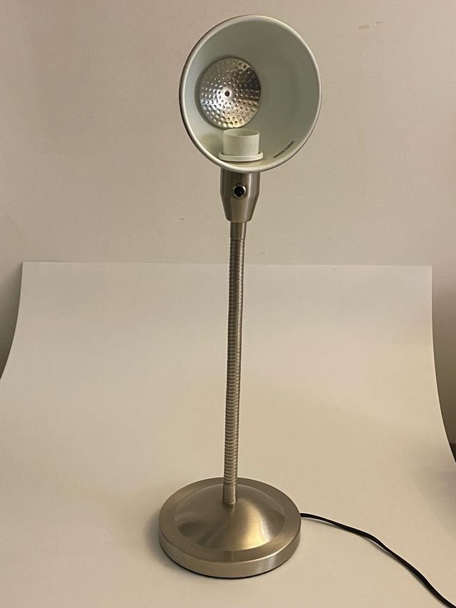 Lâmpada de mesa flexível prateada