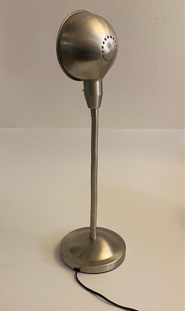 Lâmpada de mesa flexível prateada