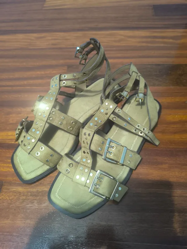 Sandalias Stradivarius Beige con Tachuelas