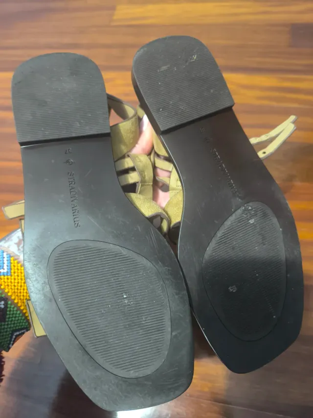 Sandalias Stradivarius Beige con Tachuelas