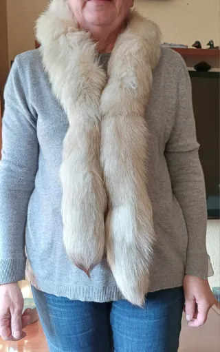 Cuello de pelo natural blanco y gris