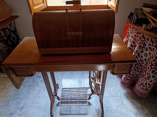 Máquina de coser Singer con dos cajones