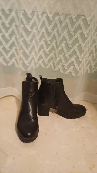 Botas negras tacón con brillo plateado