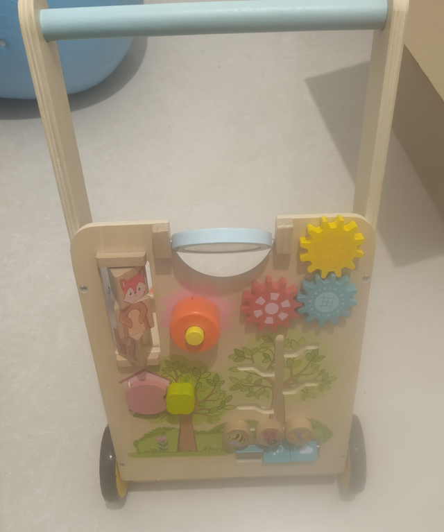 Andador madera bebé actividades