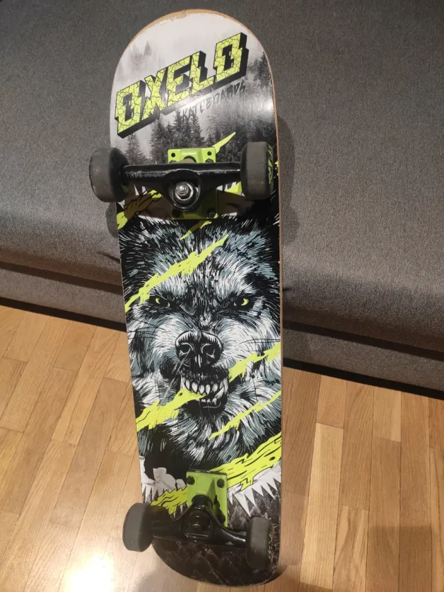 Skate Oxelo con diseño de lobo.