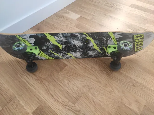 Skate Oxelo con diseño de lobo.