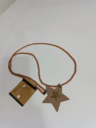 Colgante estrella cuero beige y dorado