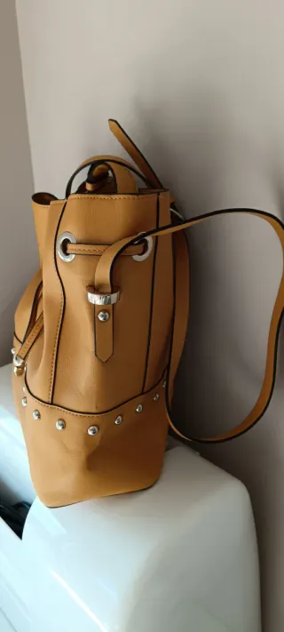 Bolso de piel con tachuelas