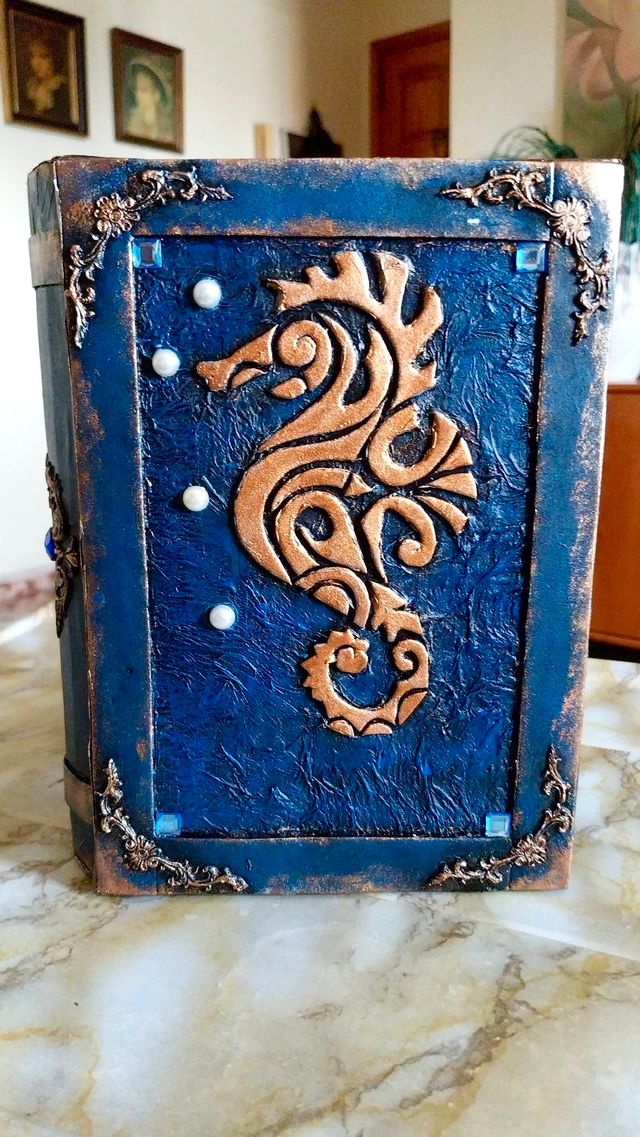 Caja decorativa libro caballito de mar